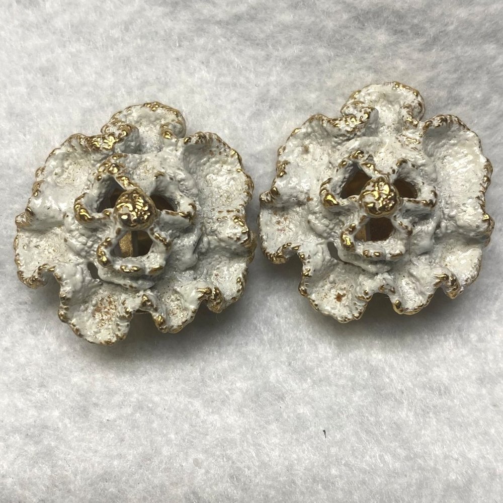 Napier Vintage Clip-on Earrings Metal with White Gold Color Painted Ruffle Edges - Picture 2 of 16